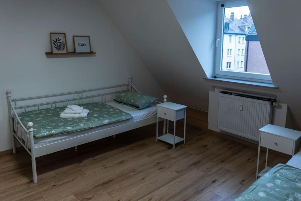 Moderne Ferienwohnung In Gelsenkirchen-Schalke Fuer 1 Bis 7 Personen Mit Terrasse, Ideal Fuer Gruppen & Stadionbesuche Ngoại thất bức ảnh