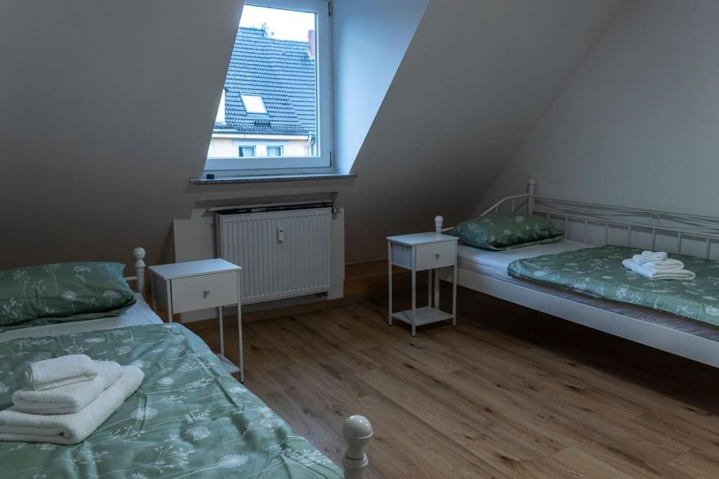 Moderne Ferienwohnung In Gelsenkirchen-Schalke Fuer 1 Bis 7 Personen Mit Terrasse, Ideal Fuer Gruppen & Stadionbesuche Ngoại thất bức ảnh