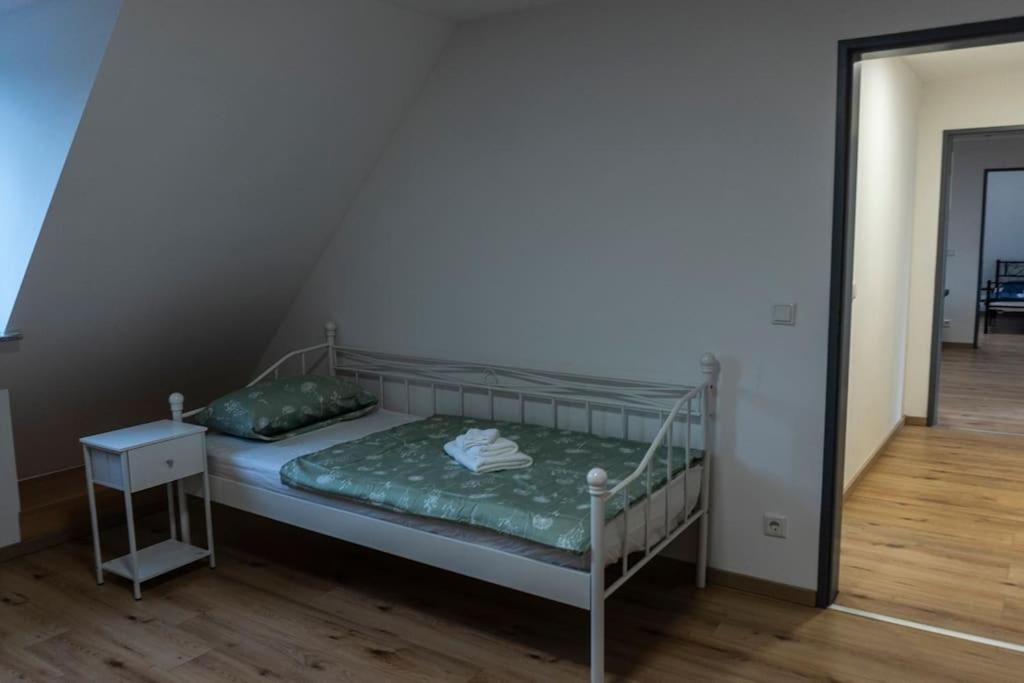 Moderne Ferienwohnung In Gelsenkirchen-Schalke Fuer 1 Bis 7 Personen Mit Terrasse, Ideal Fuer Gruppen & Stadionbesuche Ngoại thất bức ảnh