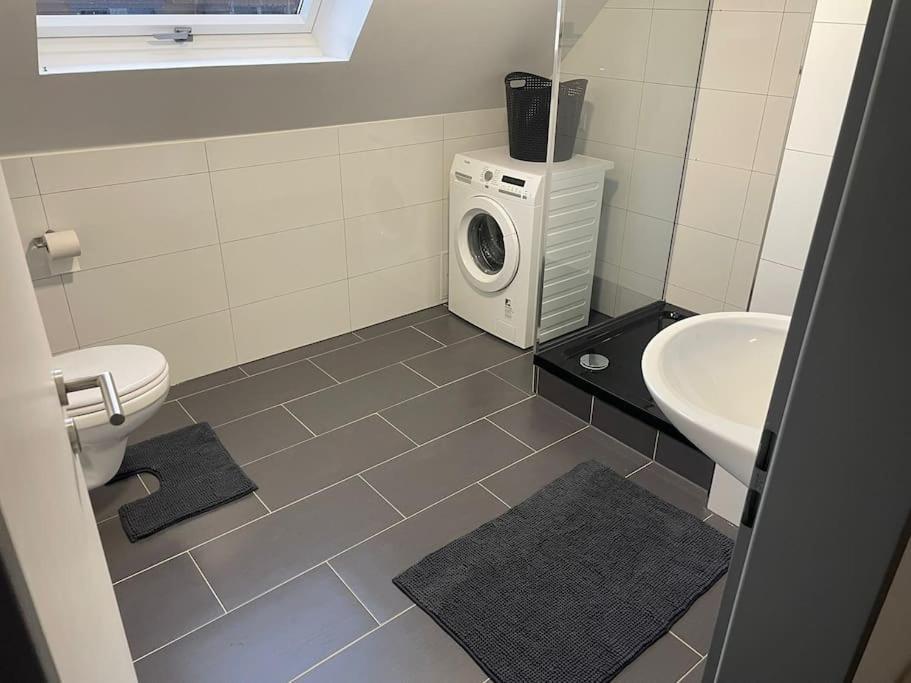 Moderne Ferienwohnung In Gelsenkirchen-Schalke Fuer 1 Bis 7 Personen Mit Terrasse, Ideal Fuer Gruppen & Stadionbesuche Ngoại thất bức ảnh