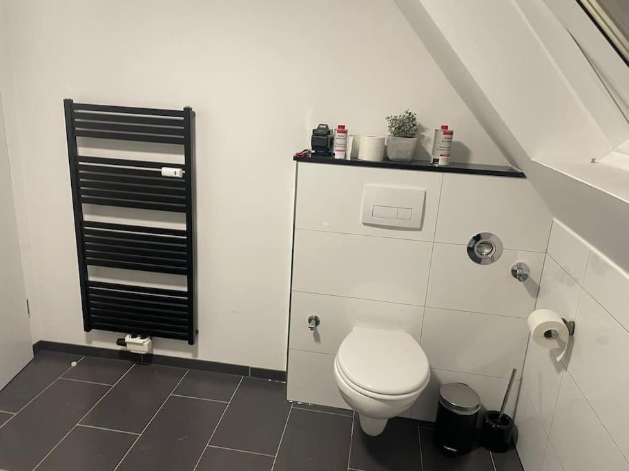 Moderne Ferienwohnung In Gelsenkirchen-Schalke Fuer 1 Bis 7 Personen Mit Terrasse, Ideal Fuer Gruppen & Stadionbesuche Ngoại thất bức ảnh