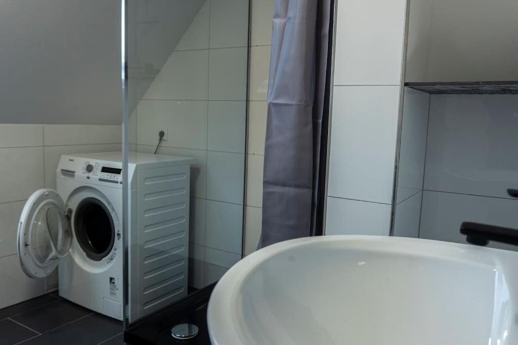 Moderne Ferienwohnung In Gelsenkirchen-Schalke Fuer 1 Bis 7 Personen Mit Terrasse, Ideal Fuer Gruppen & Stadionbesuche Ngoại thất bức ảnh