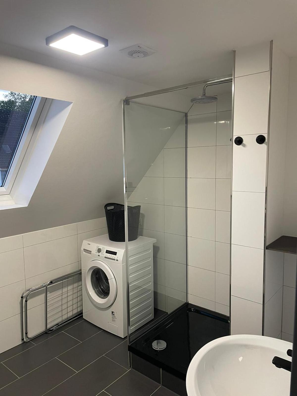 Moderne Ferienwohnung In Gelsenkirchen-Schalke Fuer 1 Bis 7 Personen Mit Terrasse, Ideal Fuer Gruppen & Stadionbesuche Ngoại thất bức ảnh