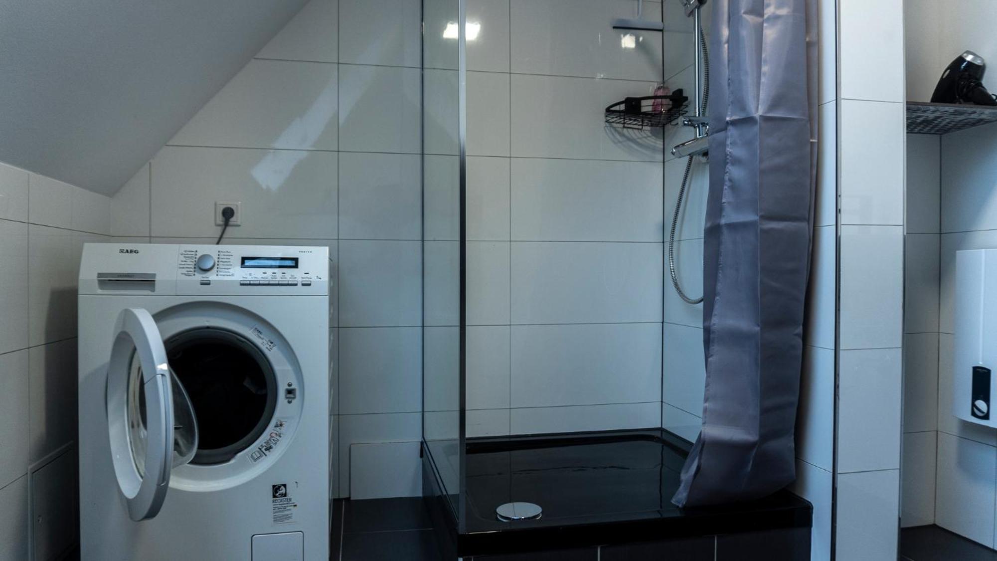 Moderne Ferienwohnung In Gelsenkirchen-Schalke Fuer 1 Bis 7 Personen Mit Terrasse, Ideal Fuer Gruppen & Stadionbesuche Ngoại thất bức ảnh