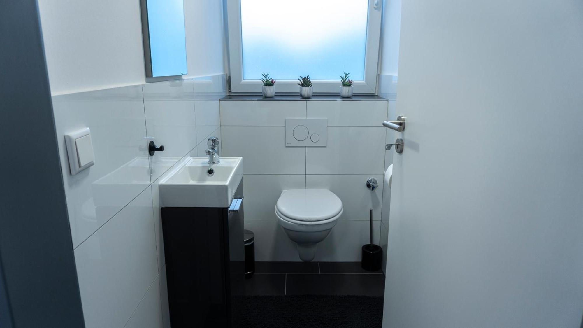 Moderne Ferienwohnung In Gelsenkirchen-Schalke Fuer 1 Bis 7 Personen Mit Terrasse, Ideal Fuer Gruppen & Stadionbesuche Ngoại thất bức ảnh